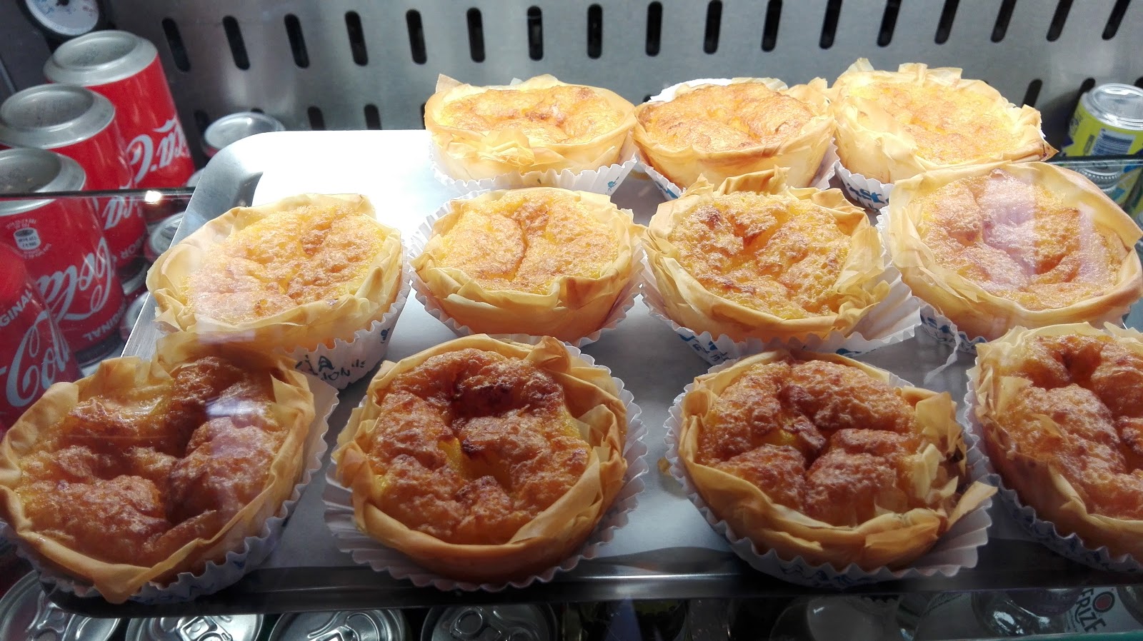 Queijadas douradas em vitrine