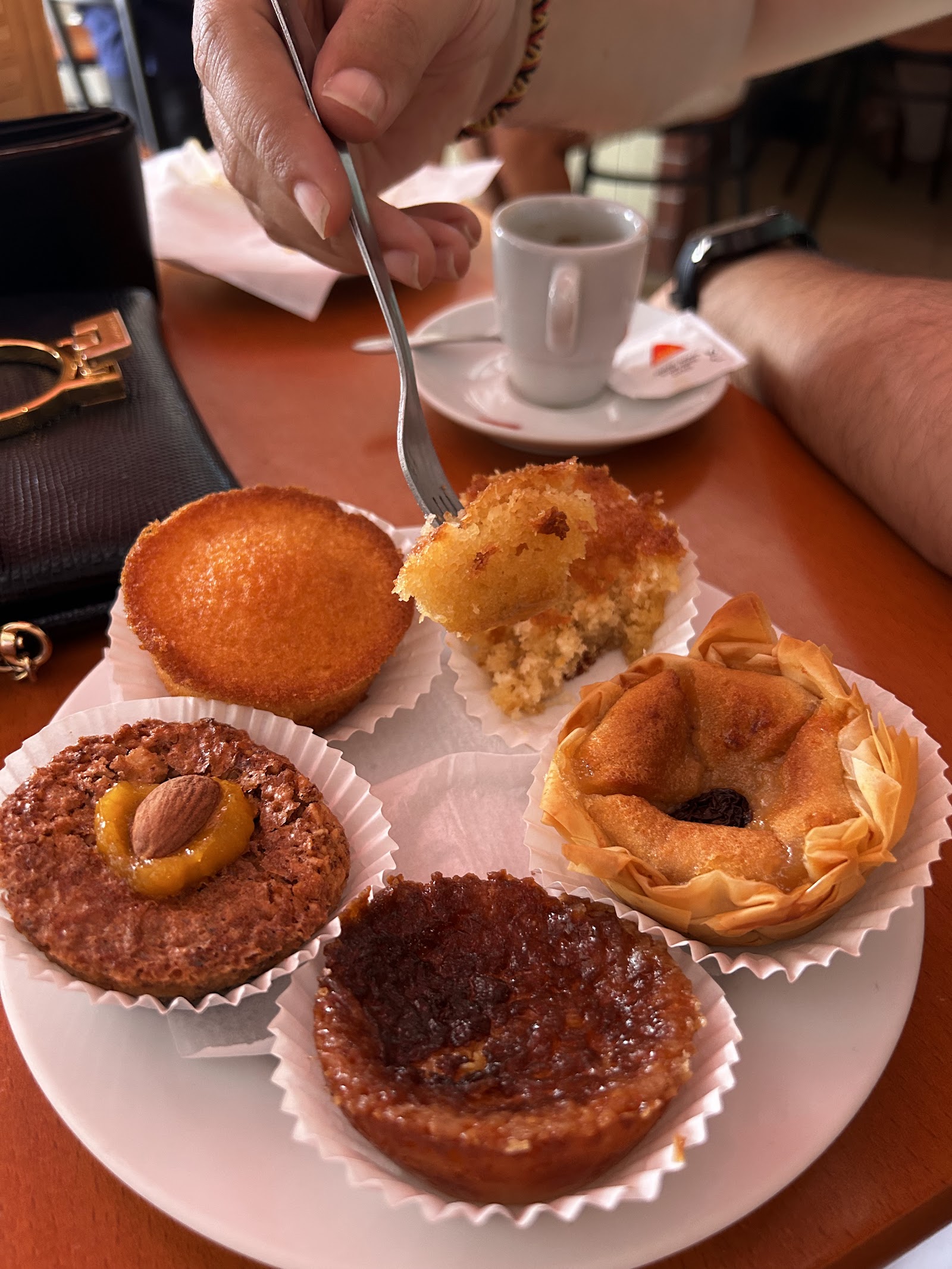 Sortido de doces regionais com um café espresso