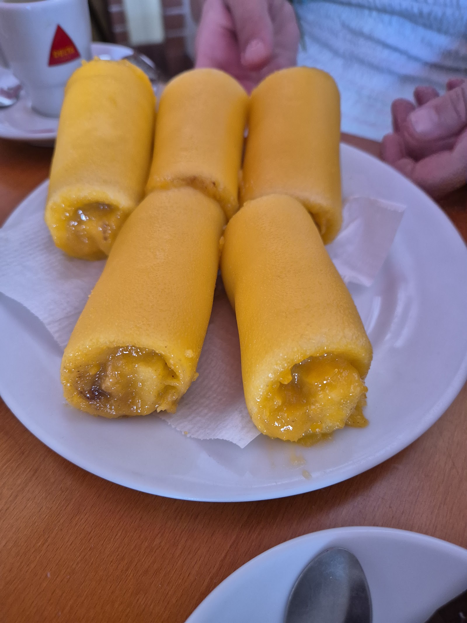 Tortas de Azeitão douradas num prato